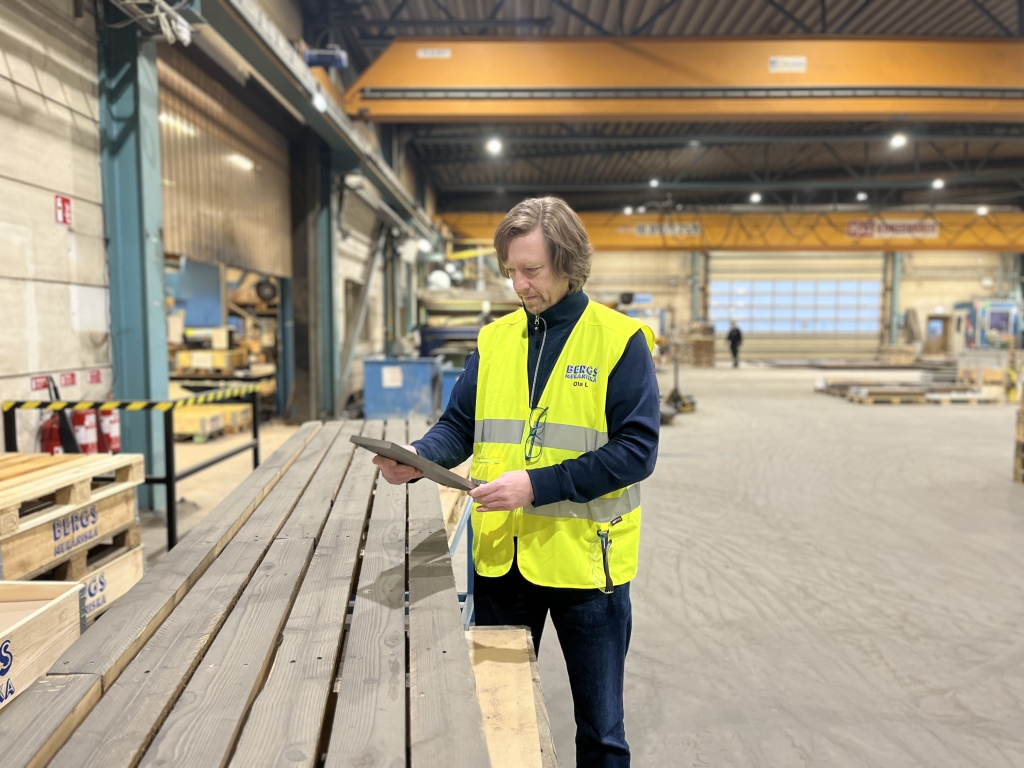 Man som står ute i produktion