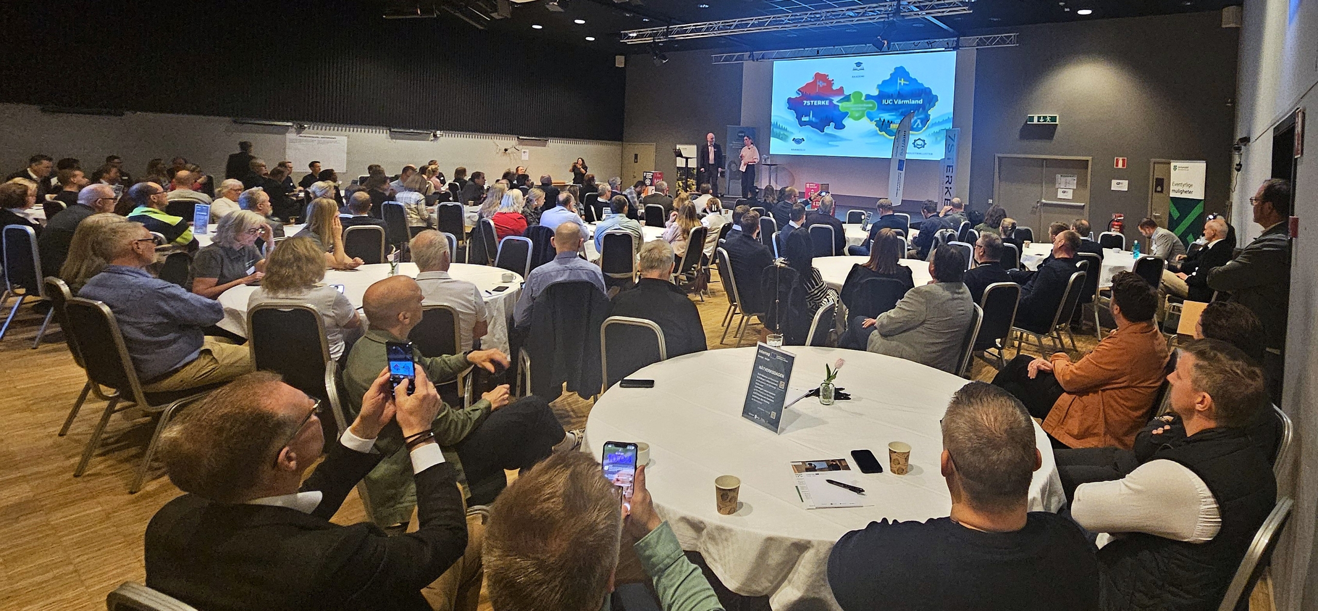 Stor grupp människor