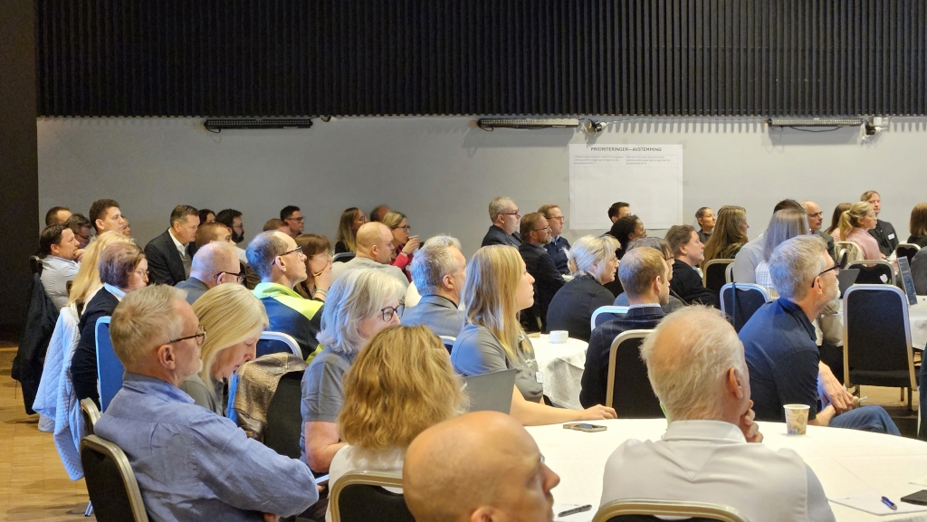 Människor i grupp som lyssnar
